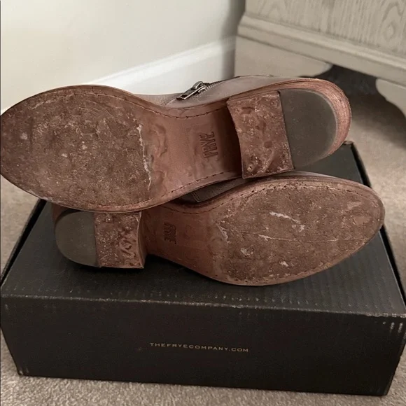 Any offers accepted 🍾Frye Women's Taupe Leather Ankle Booties - Picture 3 of 5